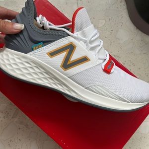 New Balance Mens FreshFoam Roav Size 9.